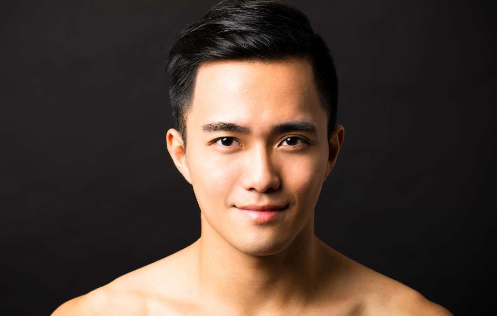 メンズアートメイクをイメージさせるアジア男性の顔のアップ